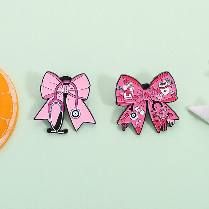 Pin de estetoscopio de esmalte con lazo rosa, cinta y símbolos médicos