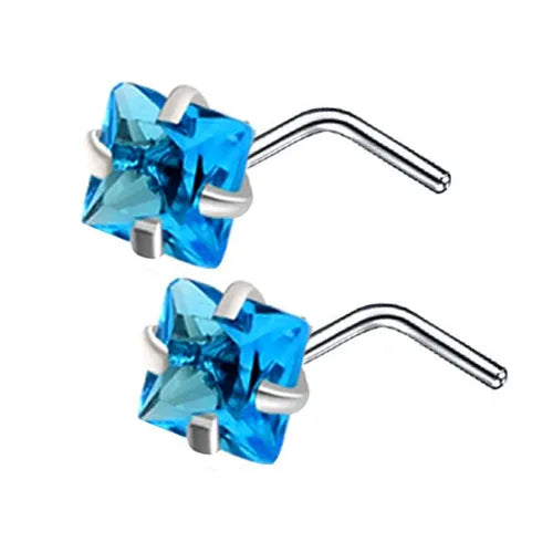 Un par de pendientes en forma de L de acero inoxidable con brillantes piedras de circonita azul.