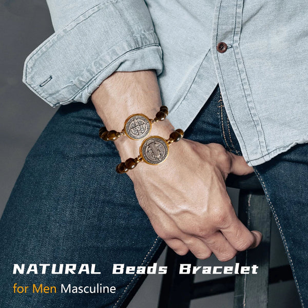 Gros plan du poignet d'un homme portant un bracelet de perles naturelles avec un médaillon en argent, sur une chemise en deni