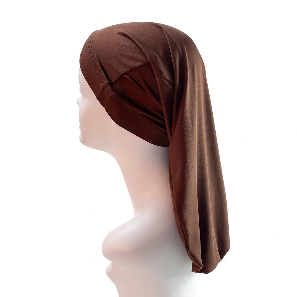 Un bonnet/bandeau pour dreadlocks unisexes marron exposé sur un mannequin.