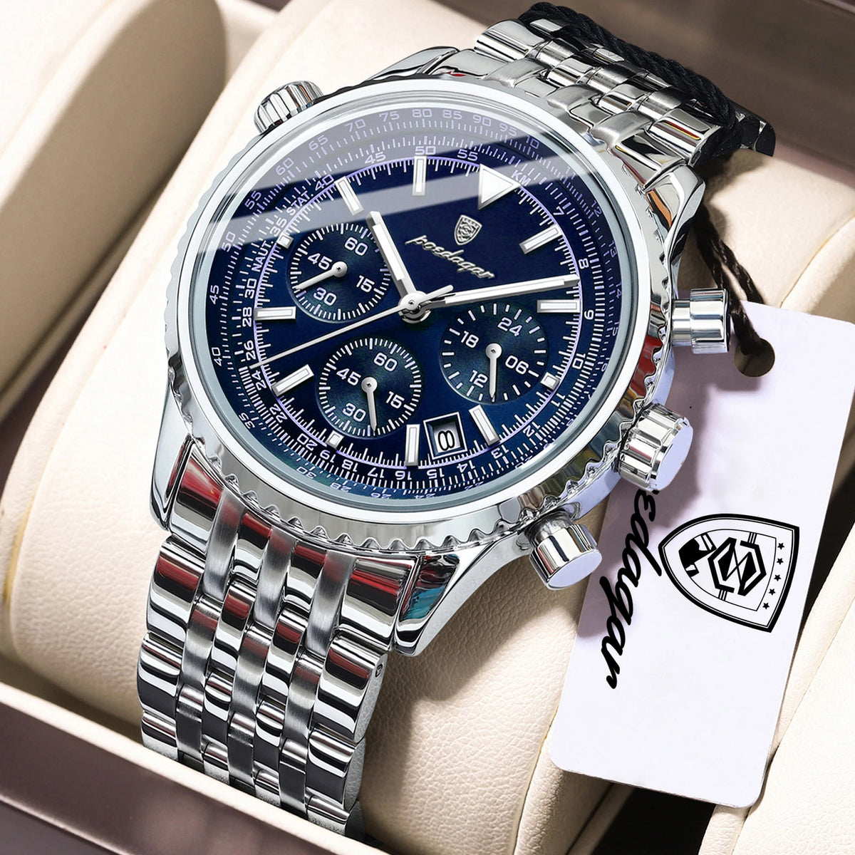 Un reloj cronógrafo de lujo para hombre, plateado y azul, exhibido en una caja de color claro.