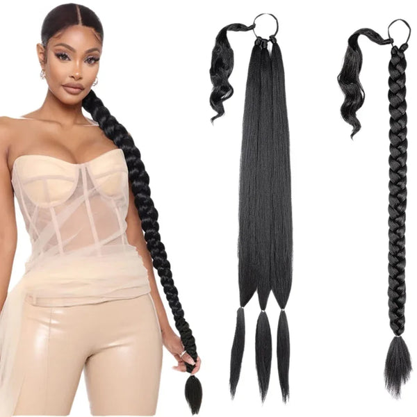 Una modelo viste un top de corsé beige y pantalones de cuero, mostrando extensiones de cabello negro trenzado