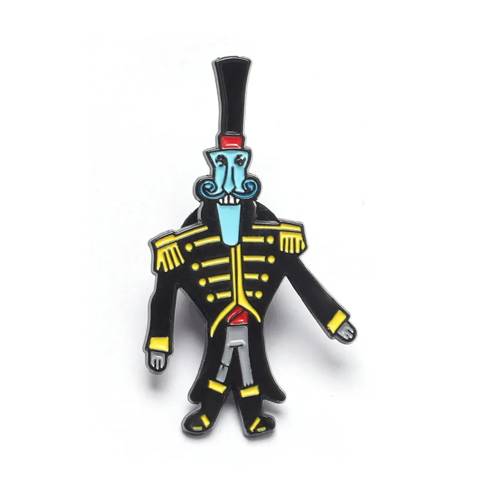Broche émail noire représentant un visage stylisé et menaçant avec de grands yeux et un nez proéminent.
