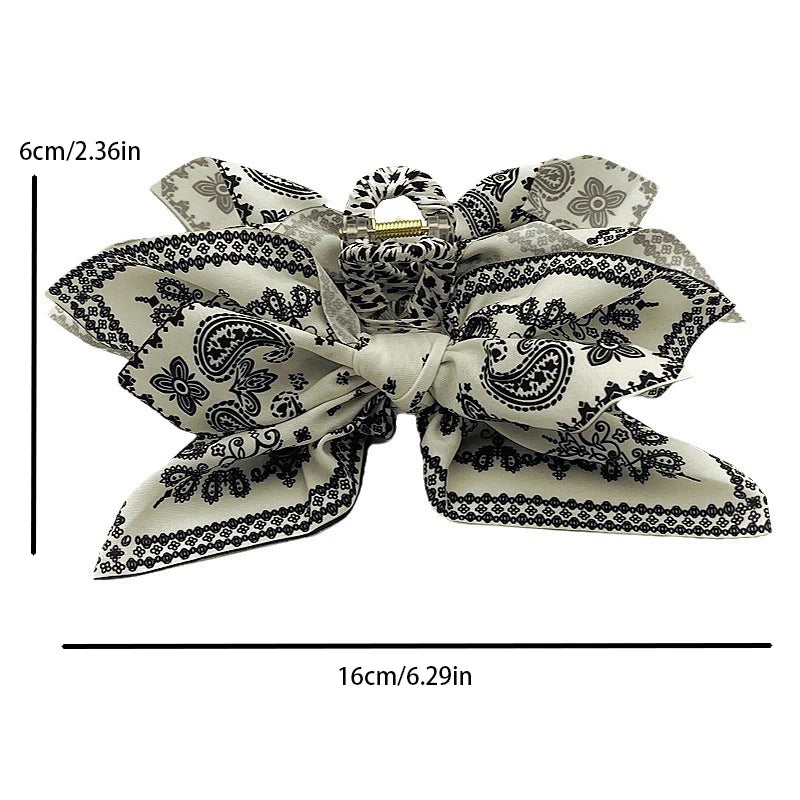 Pinza para el cabello vintage elegante con estampado floral en beige y negro sobre fondo blanco