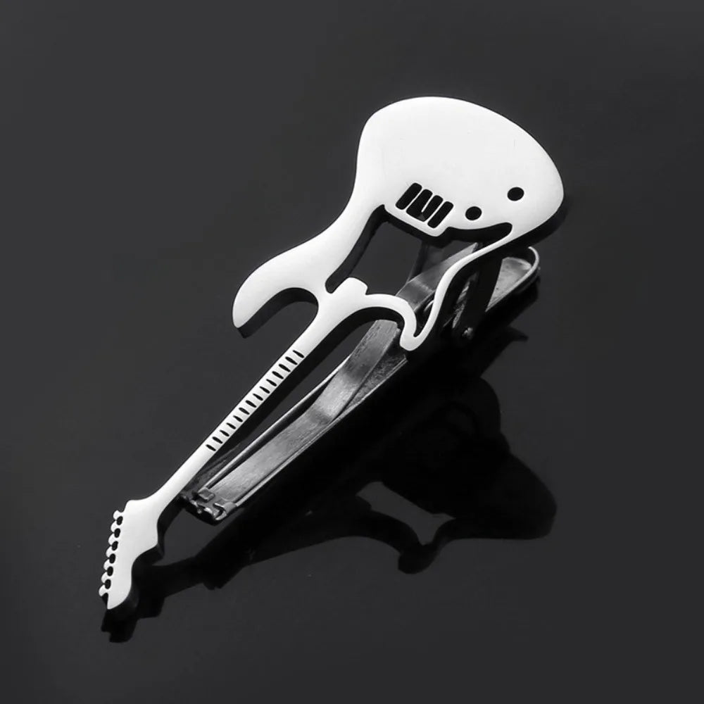 Silber-Titan-Kragen, geformt wie ein stilisierter Gitarrenkopf, auf einer dunklen Oberfläche.