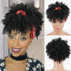 Una mujer modelando una peluca afro rizada corta negra con acentos rojos y una peluca rizada corta separada.