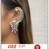 Gros plan sur une femme portant un élégant collier imitation perles avec des feuilles d'argent pendantes.
