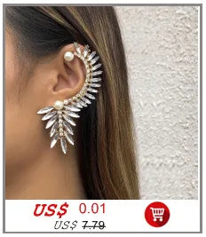 Gros plan sur une femme portant un élégant collier imitation perles avec des feuilles d'argent pendantes.