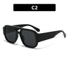 Gafas negras cuadradas con doble puente y patillas, mostradas contra un fondo blanco.