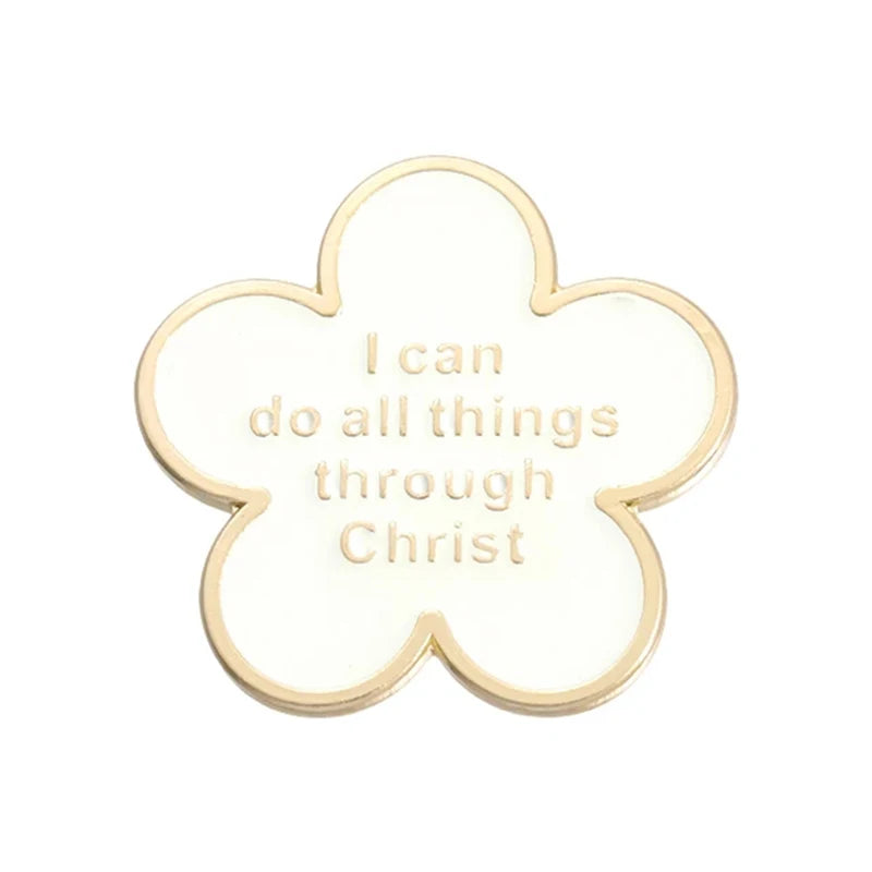 Broche émail dorée en forme de trèfle à quatre feuilles avec l'inscription : Je peux tout par Christ.