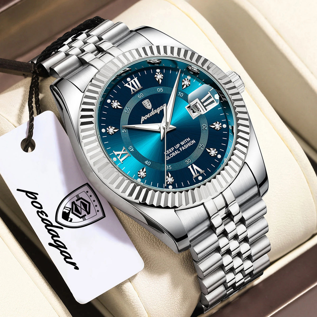 Montre-bracelet quartz argentée pour homme avec cadran bleu et étiquette en cuir sur une surface claire.