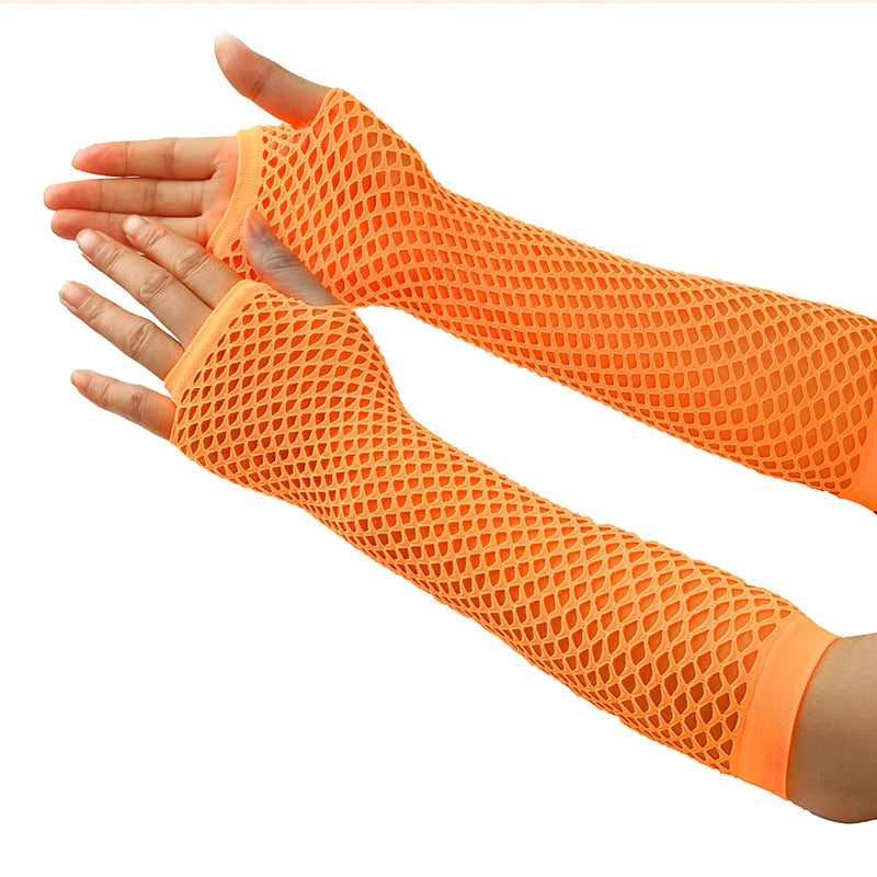 Manguitos de red naranja puestos en mano y antebrazo de una persona.