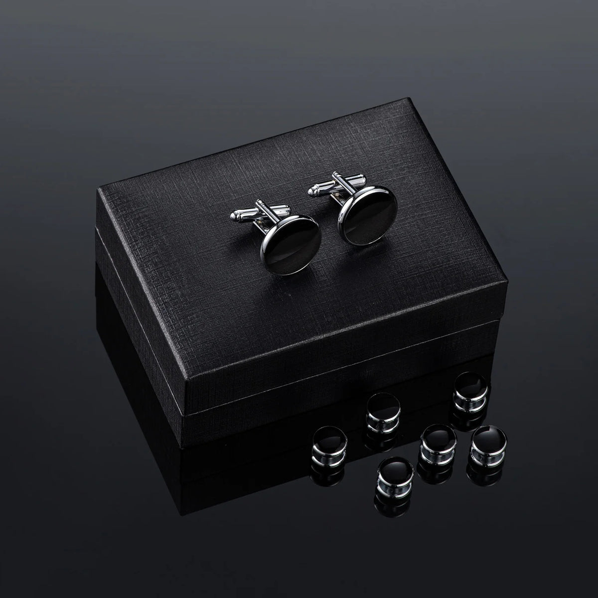 Boîte noire contenant un élégant set de boutons de manchette et de serre-cravates pour homme, avec plusieurs pièces individue