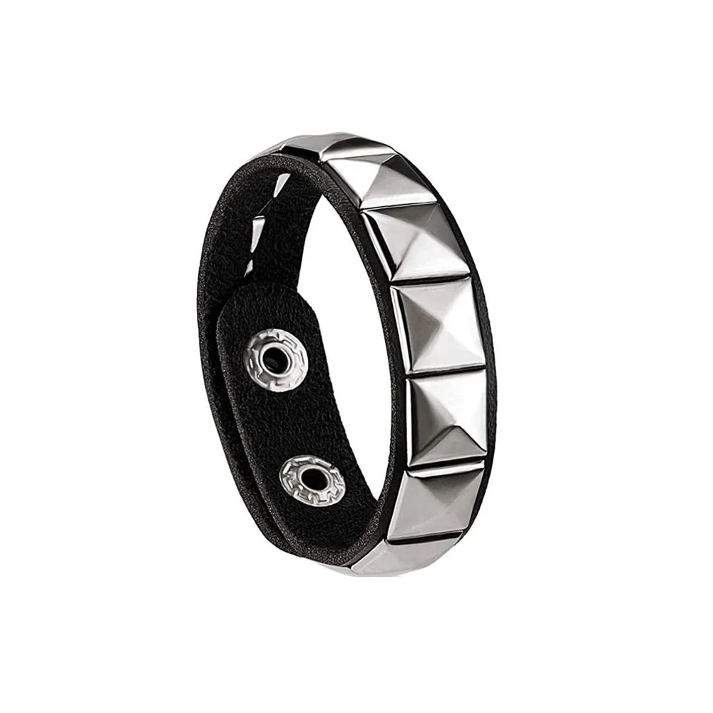 Bracelet manchette en cuir clouté argenté avec sangle rembourrée noire et accents argentés