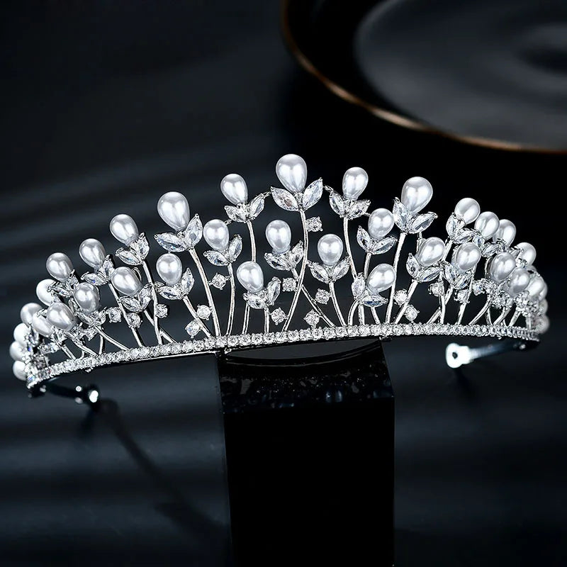 Diadème de mariée en zircon cubique scintillant avec délicats accents floraux blancs.