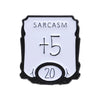 Un pin de esmalte blanco con la palabra SARCASM y un signo de más, mostrando el número 5 y el número 20.