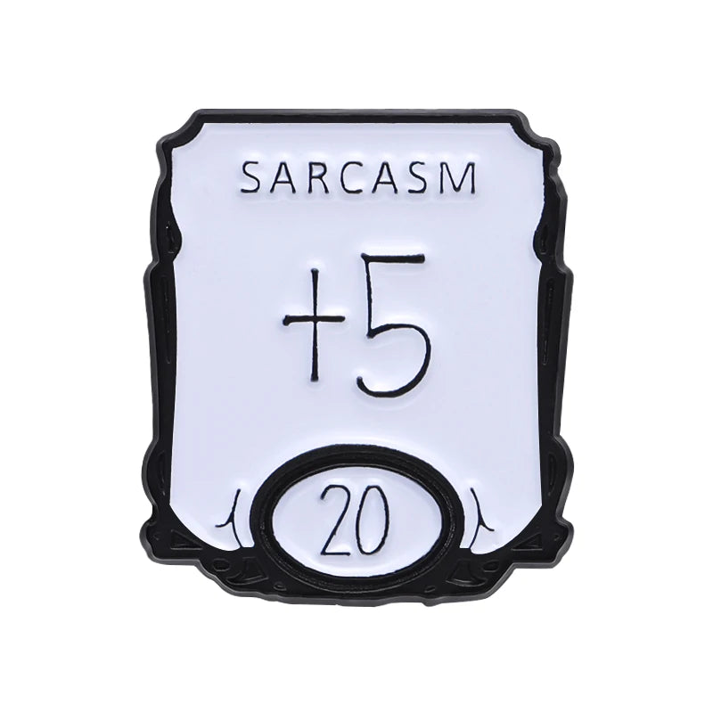 Un pin de esmalte blanco con la palabra SARCASM y un signo de más, mostrando el número 5 y el número 20.