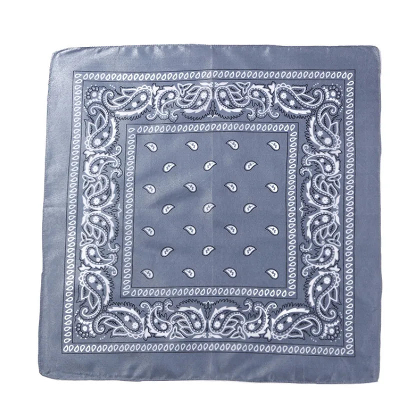 Pañuelo cuadrado gris con intrincados patrones de paisley blanco y geométricos.