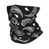 Bandana de cuello estilo chicano en paisley negro con intrincados patrones blancos