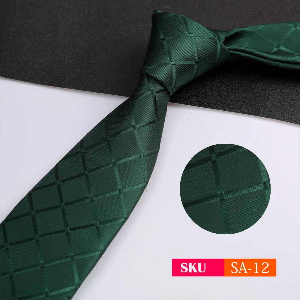 Dunkelgrüner Herren-Einfarb-Twill-Krawattenstreifen, diagonal vor weißem Hintergrund.