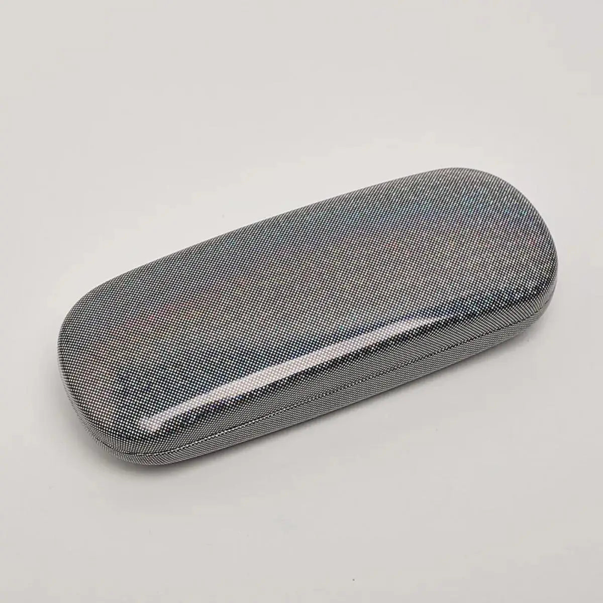 Une boîte de rangement argentée et allongée en sequins brillants pour lunettes de soleil.
