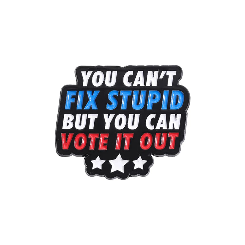 Insignia de esmalte negro con texto blanco que dice: No puedes arreglar la estupidez, pero puedes votarla fuera