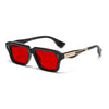 Ein Paar schwarze retro quadratische Metall-Sonnenbrille mit roten Linsen und goldenen Akzenten.