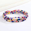 Una pulsera hecha de cuentas de colores en tonos de rosa, azul y púrpura.