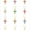 Set aus goldfarbenen Kreuzketten und Ohrringen mit Steinen in Rot, Violett, Grün und Blau
