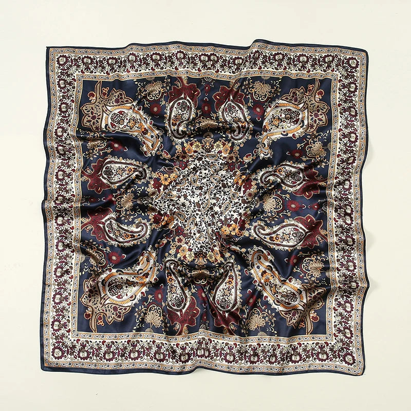Reichhaltig gemusterter Satin-Seiderschal mit Leopardenmuster und kunstvollen Bordüren.