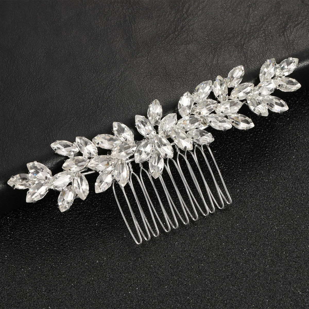 Peigne pour cheveux de mariée en cristal délicat avec ornements floraux scintillants.