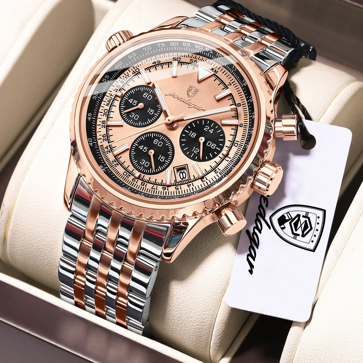 Reloj cronógrafo de lujo para hombre con caja de oro rosa y esfera negra, mostrado sobre fondo claro.