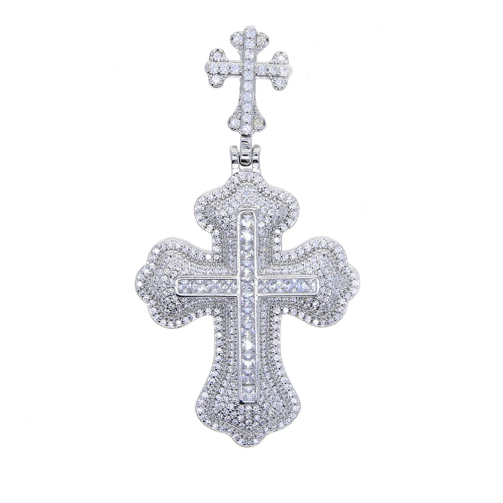 Collier pendentif en croix diamant serti avec un design détaillé.