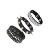 Un set de trois bracelets de poignet en cuir cloutés style punk rock, métal noir et argent.