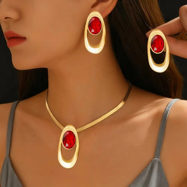 Goldene und rote ovale Drei-Ringe-Spange Halsketten-Set, getragen von einer Frau