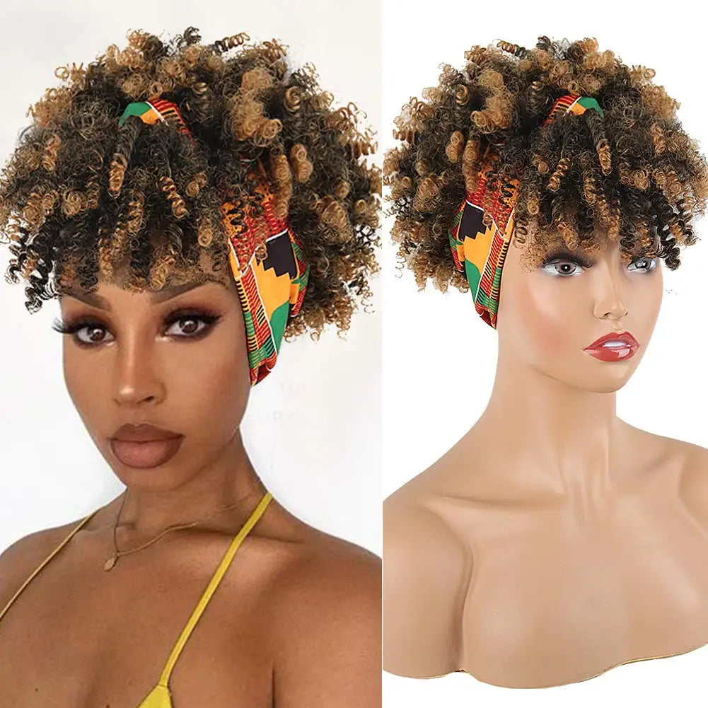 Primer plano de una mujer usando una peluca afro rizada con una diadema estampada colorida.