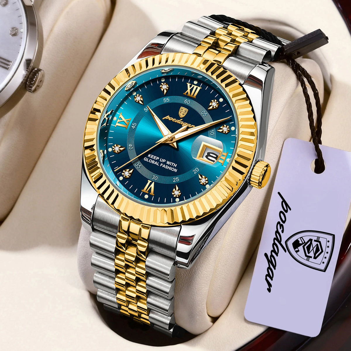 Montre-bracelet quartz homme argent et or avec cadran bleu et chiffres romains sur fond beige clair.