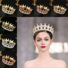 Gros plan d'une couronne de diadème en strass de cristal de luxe, exposée sur divers supports noirs et portée par une mannequ