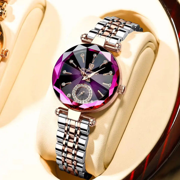 Gros plan d'une élégante montre-bracelet en quartz en acier inoxydable avec un cadran violet et noir sur fond clair
