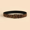 Ceinture en cuir à motif léopard marron avec boucle en laiton, présentée sur fond clair.