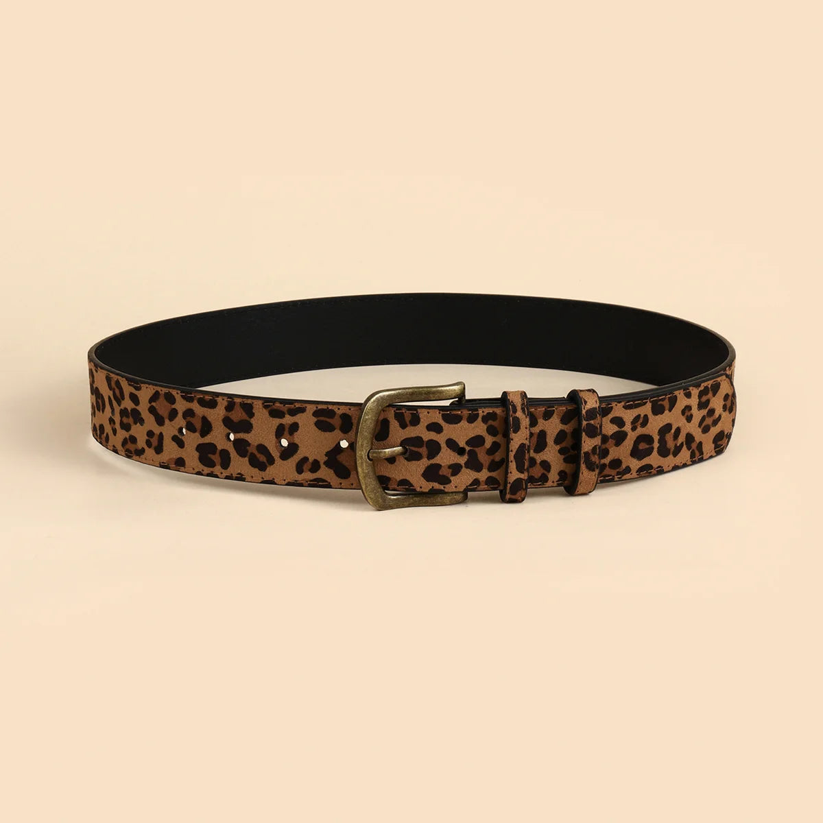 Ceinture en cuir à motif léopard marron avec boucle en laiton, présentée sur fond clair.