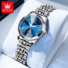 Silberfarbene Quarzuhr mit blauem Zifferblatt und Metallarmband auf weißem Tuch.