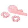 Bandeau de fer à boucler sans chaleur en velours rose avec motif roulé et une pince en forme de fleur.