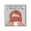 Broche émail gris clair représentant une illustration de dessin d'un homme à la barbe et aux longs cheveux, entouré du texte 