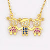Collier délicat de couleur or avec trois petits charms en pierres CZ de différentes couleurs.