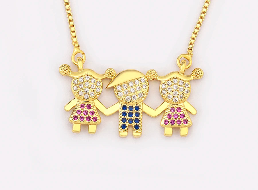 Collier délicat de couleur or avec trois petits charms en pierres CZ de différentes couleurs.