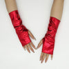 Une paire de gants de cosplay en cuir PU rouge brillant et sans doigts portés sur les mains d'une personne.