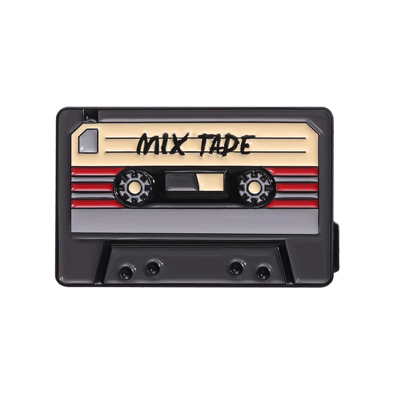 Broche émail noire avec un design de cassette vintage et le texte MIX TAPE.