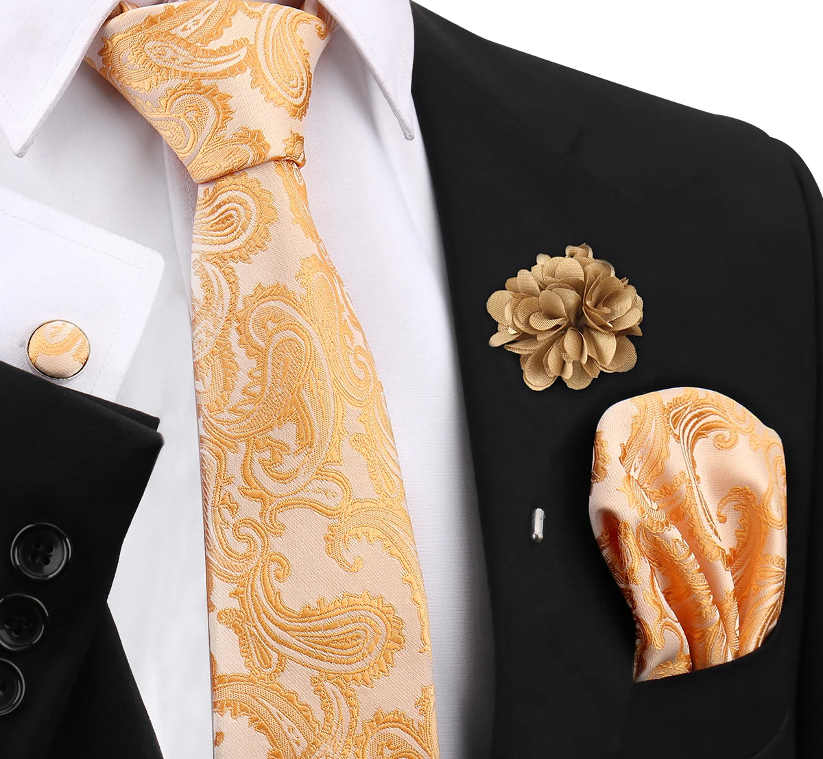 Nahaufnahme eines eleganten Herren-Krawattenset mit goldkariertem Seidenschal und passender blumiger Reversspange auf schwarz