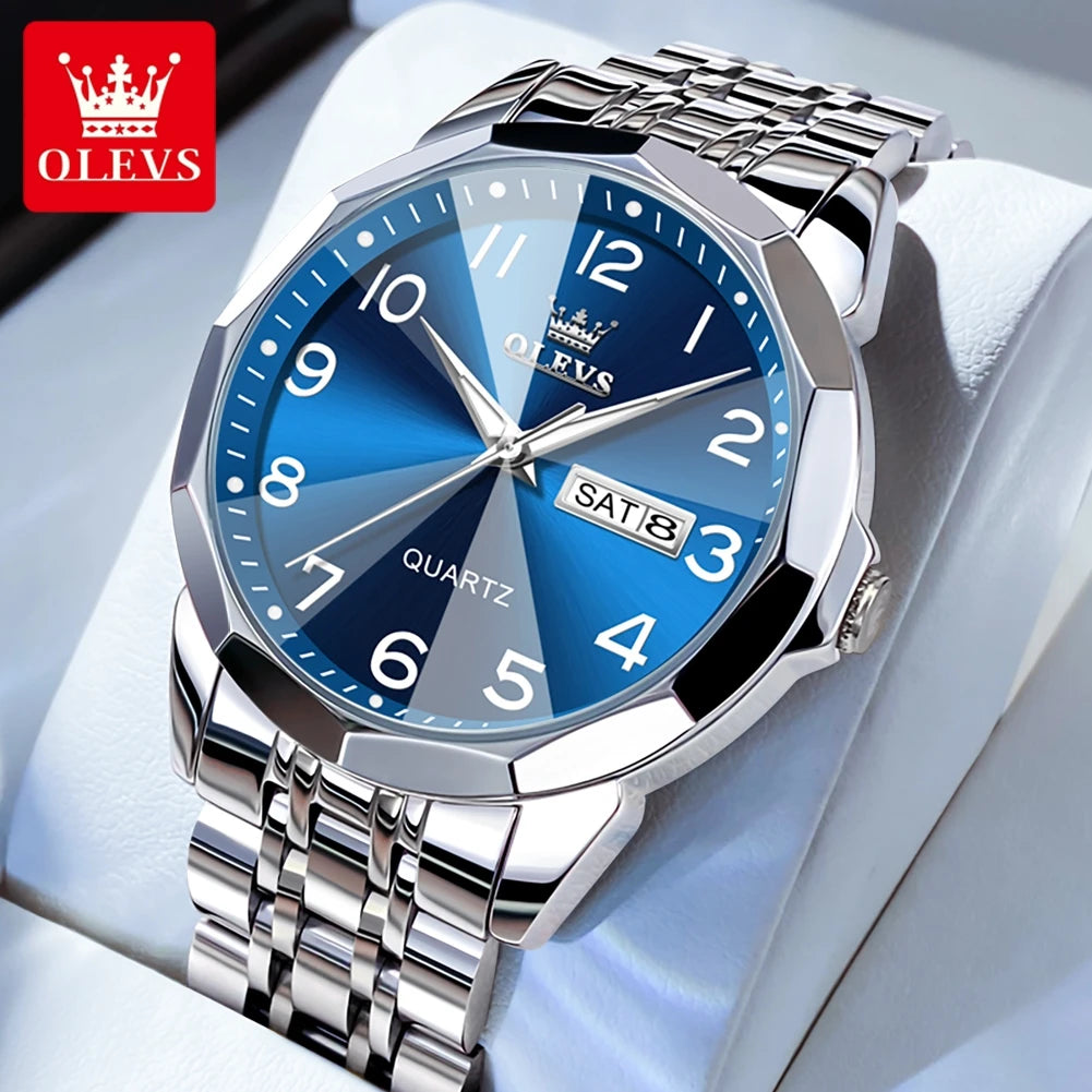 Silberfarweiches Quarz-Armbanduhr mit blauem Zifferblatt und Edelstahlarmband auf weißem Stoff.